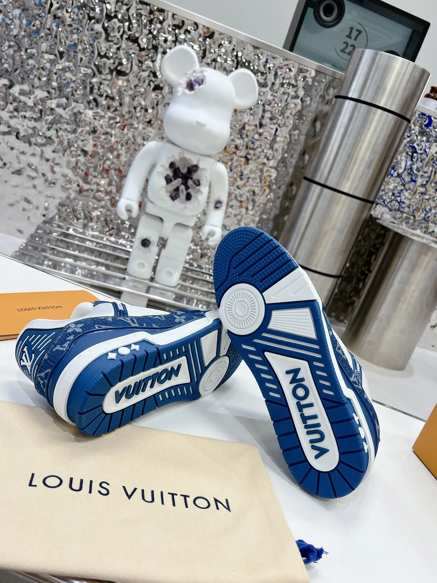 👟👟Ex-factory price 840👟👟 LV top version 2023 new model. Purchasing quality LV~Louis Vuitton Lv TRAINER's best-looking sneakers, Donkey Brand strongly recommends new products, official website limited edition retro basketball sneakers! Both high-cut and low-cut products cost money to purchase an accurate 1:1 replica of the original version. The details are invincible and full of sincerity. The imported and customized original cowhide leather is the same as the original version. The details are 100% restored. The private model customizes the original one-piece T👟👟 ex-factory price U outsole. It is different from other brands. Without the original version, this effect cannot be achieved!    Men's and women's models 35-40 39-45 (45 and 46 are customized and cannot be returned or exchanged)
